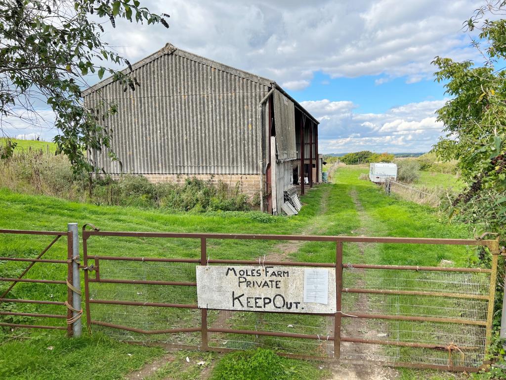Lot: 90 - FREEHOLD BARN WITH PLANNING FOR RESIDENTIAL CONVERSION ON A PLOT OF EIGHT AND A HALF ACRES - Freehold Barn with planning for sale at auction